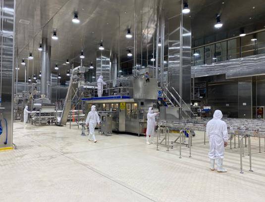 聯(lián)合全球百年工廠，考拉海購?fù)瞥鰧榕远ㄖ谱杂衅放疲⑻剿鳡I業(yè)性演出新場景